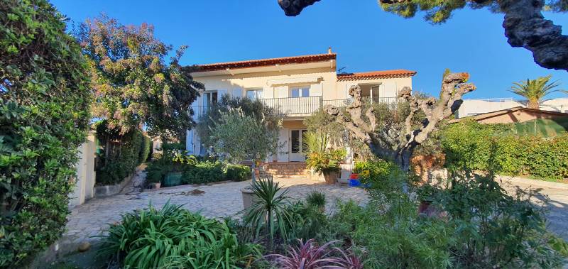 Vente grande maison individuelle avec vue mer à Bandol